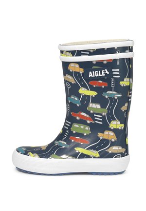 Børns marineblå regnstøvle med farverige biler og vejmotiver, hvid sål og kant, samt "AIGLE" mærkat på siden.