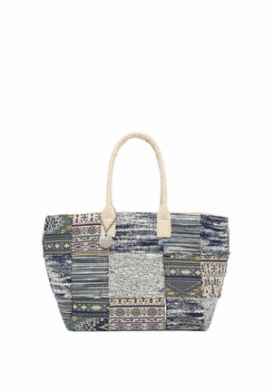 Große Stoff-Tasche mit Patchwork-Design in Blau-, Grau- und Beigetönen, mit gewebten Mustern und zwei beigen Griffen.