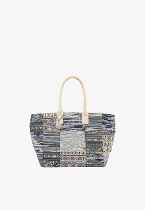 Große Stoff-Tasche mit Patchwork-Design in Blau-, Grau- und Beigetönen, mit gewebten Mustern und zwei beigen Griffen.