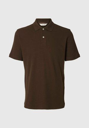 Tamsiai ruda trumpomis rankovėmis polo marškinėliai su dviem mygtukais ir apykakle, pateikti vientiso šviesiai pilko fono.