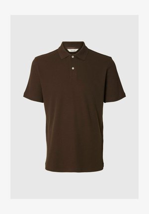 Tamsiai ruda trumpomis rankovėmis polo marškinėliai su dviem mygtukais ir apykakle, pateikti vientiso šviesiai pilko fono.