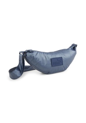 Sac banane rembourré bleu marine de la marque Puma avec sangle ajustable et écusson logo sur fond blanc.