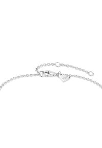 Armband i sterling silver med ett lock, hjärtformat hänge och ingraverad detalj, med cirkulära länkar och en polerad yta.