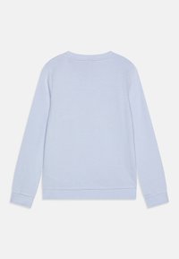 Világoskék, hosszú ujjú pulóver. Puha pamut anyag, bordázott mandzsettákkal és szegéllyel. Egyszerű, díszítetlen hátoldali design, minta vagy logó nélkül.