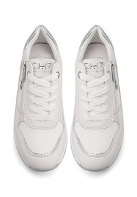 Sneakers bianchi con una combinazione di sintetico liscio e canvas texturizzato, dotati di dettagli argentati e una cerniera laterale. Design con lacci e collo imbottito.
