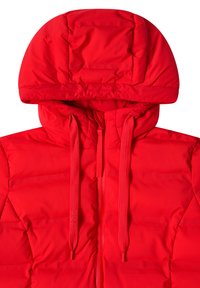 Rote wattierte Jacke mit Kapuze, die eine glatte Textur, Kordelzüge und einen Reißverschluss vorne aufweist. Das Material wirkt leicht und isoliert.