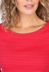 Rot gestreiftes Oberteil mit Rundhalsausschnitt, aus weichem, strukturiertem Stoff und kontrastierenden dunkel- und hellrosa Streifen.