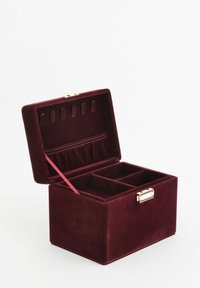 Schmuckbox aus burgunderrotem Samt mit goldenem Verschluss, ausgestattet mit drei Fächern und einer Stofftasche, entworfen für organisierte Aufbewahrung.