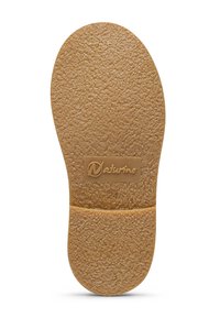 Hnědá texturovaná vložka do bot se zaobleným tvarem, která má otisk loga a velikost "24". Povrch je mírně drážkovaný pro lepší přilnavost.