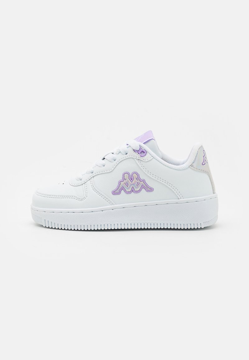Fehér sneaker sima bőr felülettel, lila részletekkel és emelt logóval. Lekerekített orr és lapos gumitalp. Fűzős kialakítás.