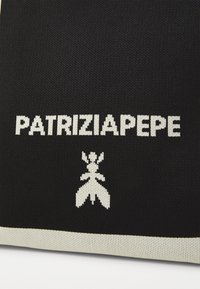 Tessuto nero con il nome del marchio "PATRIZIA PEPE" intrecciato in bianco e un design di insetto. Presenta una superficie texturizzata e una striscia di colore a contrasto.