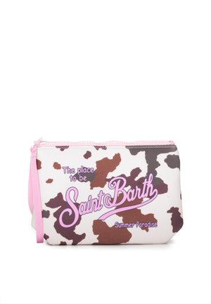 Bustina bianca e marrone con stampa mucca, con zip e tracolla rosa, con testo rosa "The place to be Saint Barth Summer Paradise."