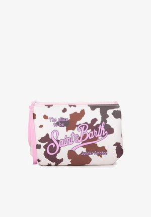 Bustina bianca e marrone con stampa mucca, con zip e tracolla rosa, con testo rosa "The place to be Saint Barth Summer Paradise."