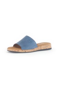 Denimblauwe slipper met open teen, kurken wigzool en een gestructureerde bovenkant. Heeft een platte zwarte buitenzool.