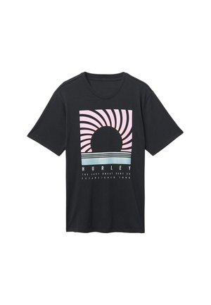 Camiseta negra de manga corta con un gráfico estilizado de sol en rosa y azul y texto de la marca "Hurley" debajo en la parte delantera.