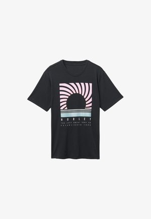 Camiseta negra de manga corta con un gráfico estilizado de sol en rosa y azul y texto de la marca "Hurley" debajo en la parte delantera.