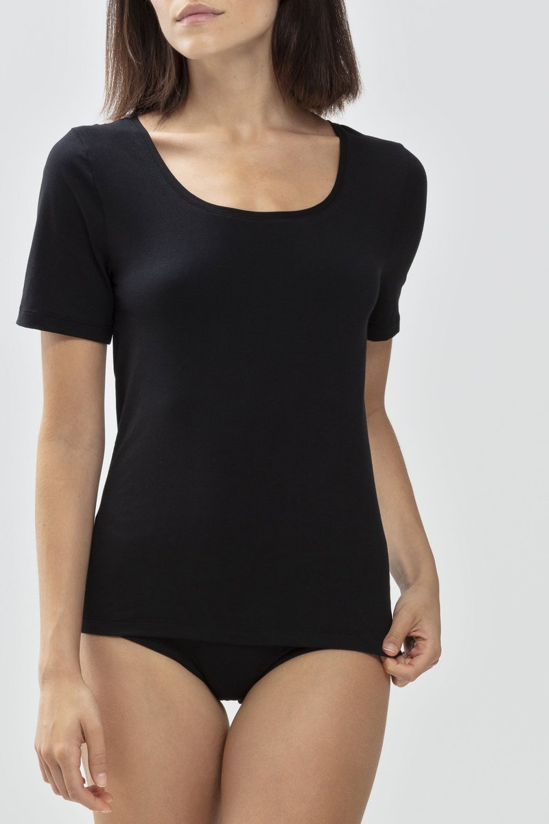 Czarny krótki rękaw bluzka z szerokim dekoltem i dopasowanym krojem, wykonana z miękkiej bawełny. Gładka faktura, bez widocznych wzorów lub akcentów.