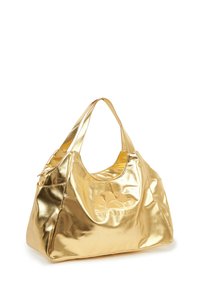 Borsa tote metallica dorata con una texture liscia, caratterizzata da un design spazioso e manici a spalla. Logo impresso sul davanti.