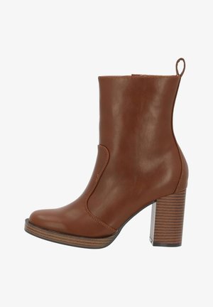 Braune Kunstleder-Ankle Boots mit runder Zehenpartie, seitlichen Ausschnitten und strukturiertem, gestapeltem Absatz. Glatte Oberfläche und robuste Verarbeitung.