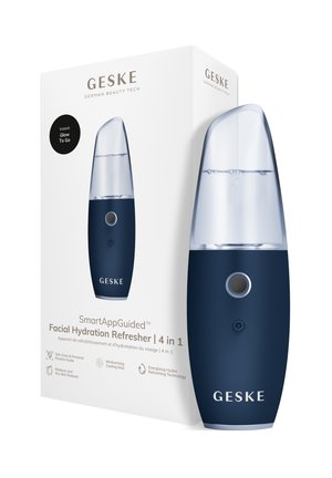 GESKE ansigtshydreringsforfrisker i navy med klar top, vist med hvid produktæske, der fremhæver 4-i-1 fugtgivende og kølende mist funktioner.