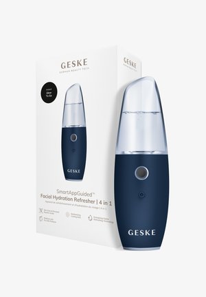 GESKE ansigtshydreringsforfrisker i navy med klar top, vist med hvid produktæske, der fremhæver 4-i-1 fugtgivende og kølende mist funktioner.