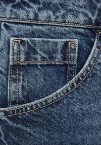 Denim jeanszak, donkerblauwe kleur, voorzien van oranje stiksels en een gestructureerde stof. De zak heeft een rechthoekige vorm met ronde hoeken.