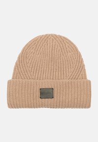 Beanie lavorato a maglia in beige chiaro. Testura a coste con risvolto. Presenta un'etichetta rettangolare in pelle nera, goffrata con la scritta "ALLSAINTS."
