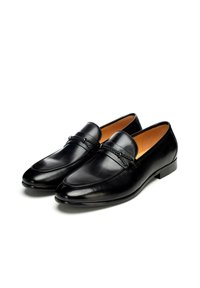 Schwarze Leder-Loafer mit glatter Textur, mandelförmiger Spitze und dekorativer geflochtener Verzierung am Schaft. Robuster flacher Absatz.