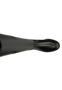 Czarny skórzany kozaki za kolano o gładkiej, eleganckiej powierzchni, zaokrąglonym czubku i minimalnych szwach po bokach.