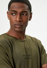 Koton SPORT - T-shirts print - khaki