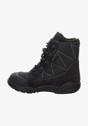 Botte d'hiver noire à haute cheville, fermeture à lacets à l'avant, semelle robuste, bout renforcé, coutures visibles et doublure en polaire à l'intérieur.