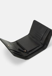 Černá kožená peněženka s více sloty na karty, zipovou přihrádkou a patentním zavíráním. Hladký povrch a minimalistický design.
