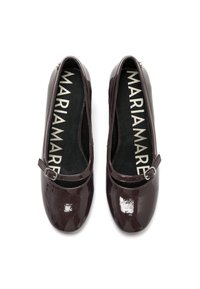 Ballerine in vernice bordeaux con una sola fascia e una fibbia argentata, soletta texturizzata e marchio "MARIAMARE".