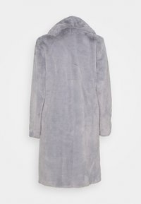 Grå fuskpälsrock, lång design med krage, mjuk textur och sömlös baksida. Har långa ärmar och rak skärning.