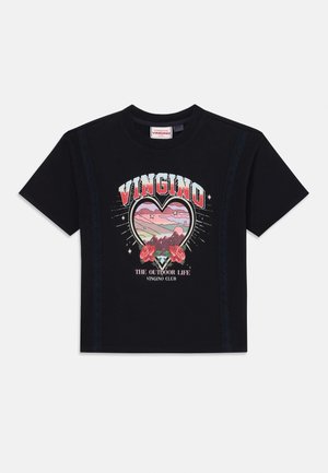 Čierne tričko s krátkym rukávom s motívom hory v tvare srdca a západu slnka, červené ruže a text "Vingino The Outdoor Life Vingino Club."