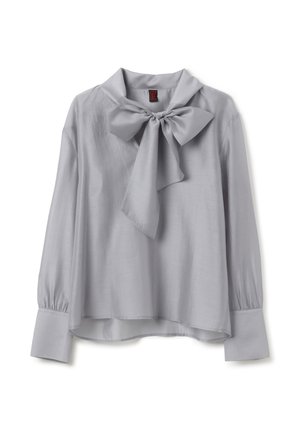 Lichtgrijze blouse met een strikboord, lange pofmouwen en een gladde, glanzende stof. Het heeft een rechte snit en een licht afgeronde zoom.