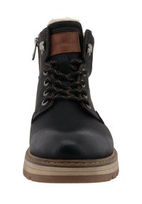 Černé kožené kotníkové boty s kulatou špičkou, hnědými texturovanými akcenty a béžovou gumovou podrážkou. Obsahují kovové očka a boční zip.