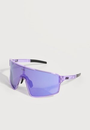 Μωβ διαφανή αθλητικά γυαλιά ηλίου με μαύρα άκρα στα πλαϊνά και ένα συνεχόμενο σκουρόχρωμο φακό.