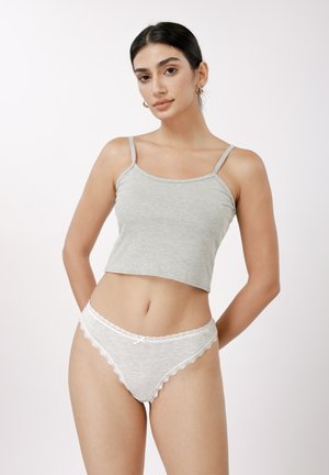 Γκρι βαμβακερό κοντό τοπ με λεπτή τιράντα και ταιριαστό σλιπ με λευκή δαντέλα και διακοσμητικό φιόγκο στη μέση.