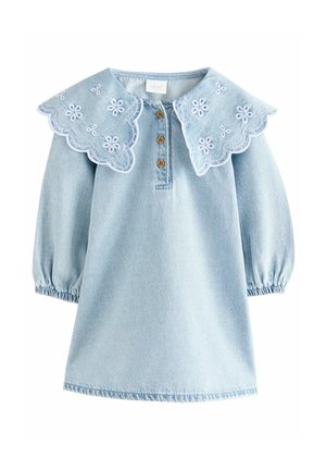 Robe en denim bleu clair avec un col en scallops brodé, des boutons en bois et des manches longues bouffantes. Texture douce et silhouette décontractée.