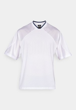 Tricou alb cu mâneci scurte realizat din țesătură de plasă respirabilă, cu guler rotund cu margine bleumarin și design perforat pentru ventilație.