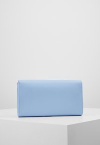 Blå clutchväska gjord av texturerat syntetiskt material, rektangulär form, med en slät yta och ett dragkedjestängning på sidan.