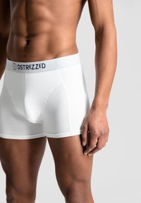 Witte katoenen boxershorts met een Dstrezzed-logo op de tailleband, voorzien van een aansluitend ontwerp en een soepele textuur.