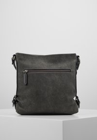 Borsa a tracolla in pelle sintetica grigia con superficie testurizzata, tracolla regolabile e una tasca con zip frontale per il deposito.