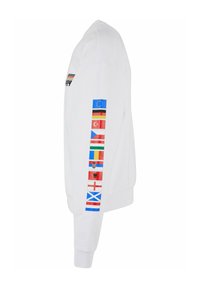 Hvit hettegenser med trykte ermer som har flere landsflag, ribbestrikkede mansjetter og rund hals. Myk bomullsmateriale.