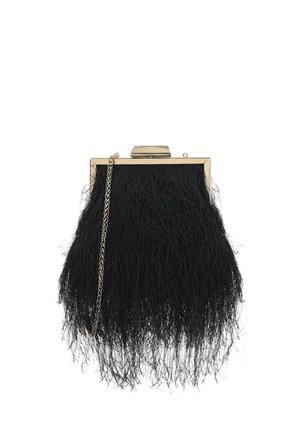 Bolso de mano de noche negro con plumas, con estructura metálica dorada y correa de cadena, con cierre de broche en la parte superior.