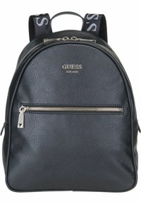 Sac à dos en cuir noir avec une surface texturée, fermeture éclair en argent, marquage bien en vue sur le devant et bretelles en tissu réglables.