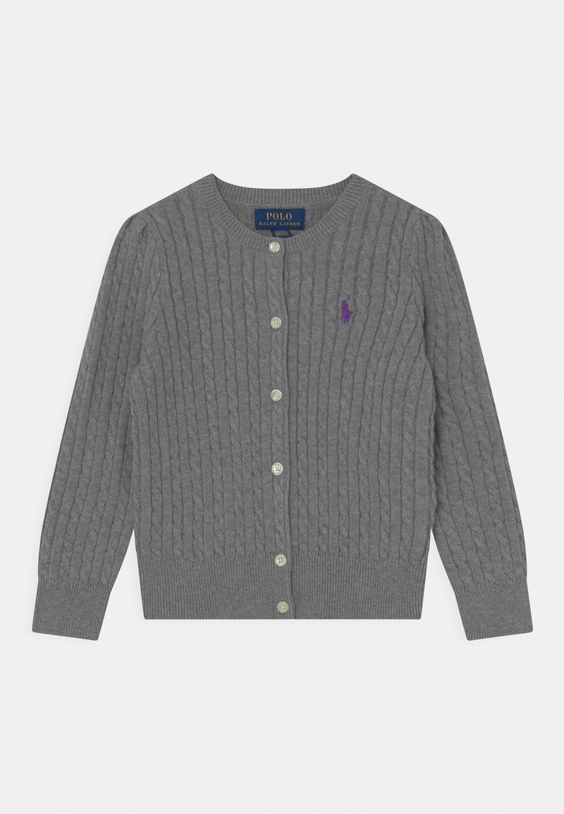 Grå stickad cardigan med ett kabelmönster, rund halsringning och sex knappar. Har en lila logotyp på vänster sida.