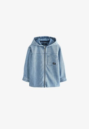 Džínová bunda svetlomodrej farby s predným zipsom, kapucňou a vreckom na hrudi. Voľný strih s dlhými rukávmi a hladkou textúrou.