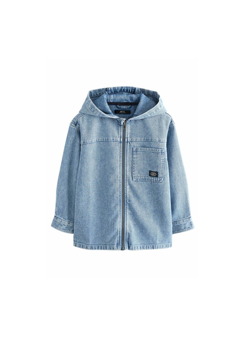 Veste en denim bleu clair, avec fermeture éclair à l'avant, capuche et poche poitrine. Coupe décontractée avec manches longues et texture lisse.